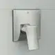 Brausearmatur von Ideal Standard, montiert an einer hellen Wand, mit einem quadratischen Bedienelement und einem leicht geneigten Auslauf.